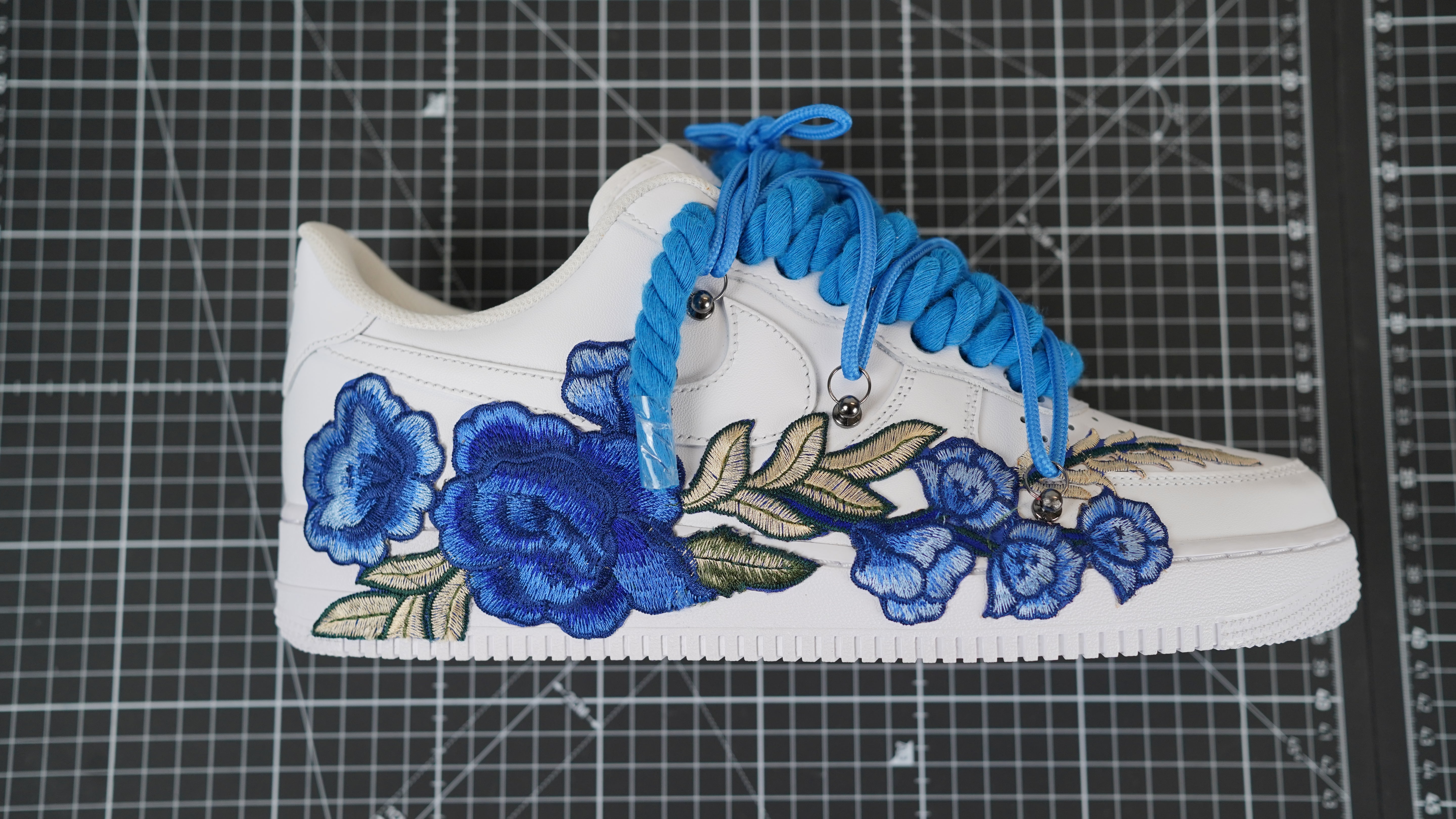 Custom Sneakers Weiß “BLUE LACES” Azure