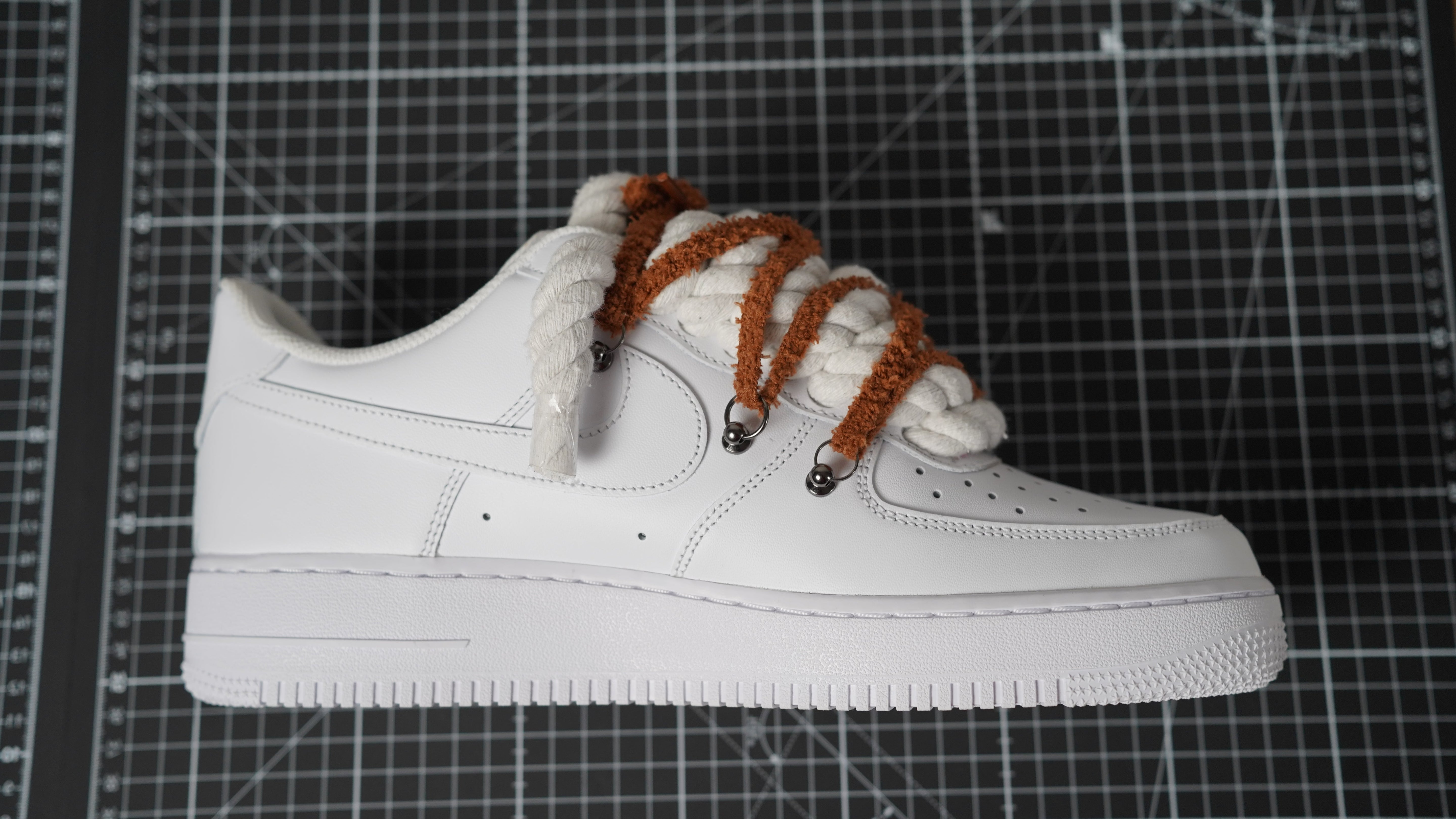 Custom Sneakers Weiß “ROPE LACES” extra Lace reddish-brown